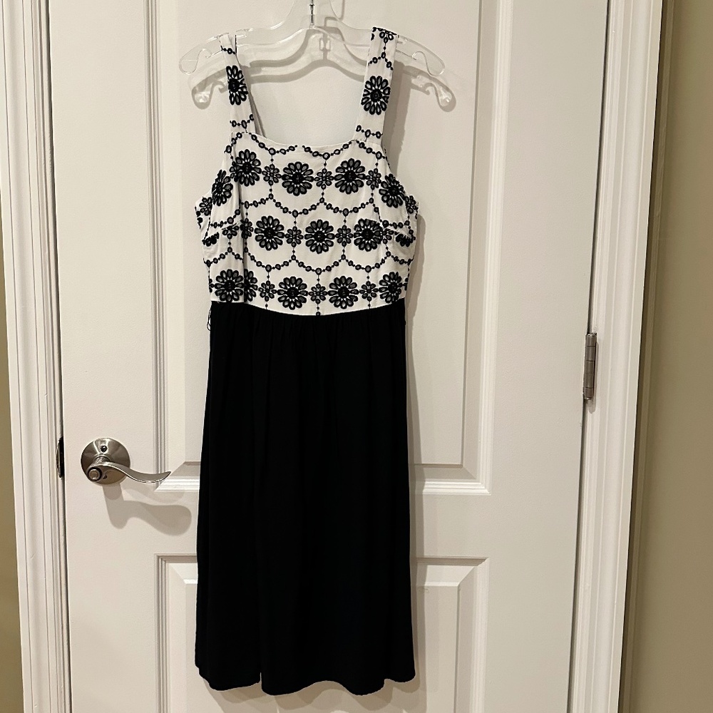 Loft Black and White Embroidered Flower Dress 00P